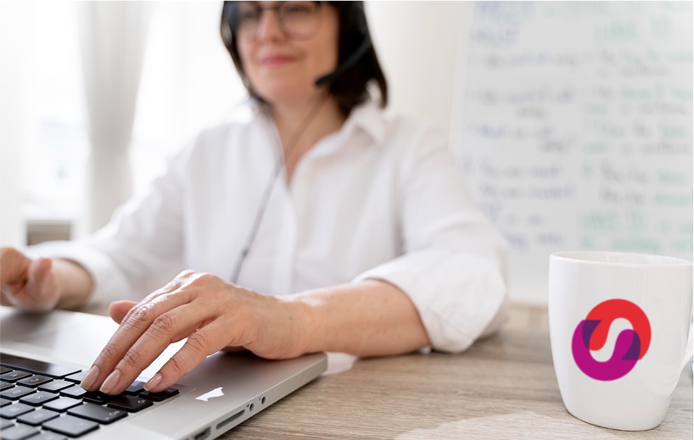 conseillère rédigeant un email